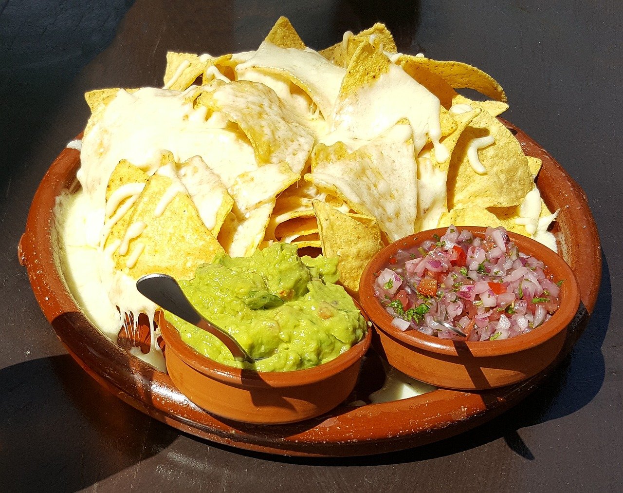 guacamole, potato chips, dips-1615740.jpg